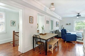 1 habitación, escritorio, tabla de planchar con plancha y wifi