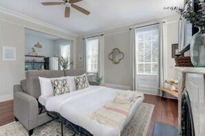 1 bedroom, desk, iron/ironing board, WiFi - Suite Liberty, Elegant | Refined | Chippewa Square (Savannah)