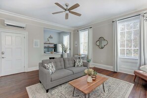 TV, offices - Suite Liberty, Elegant | Refined | Chippewa Square (Savannah)