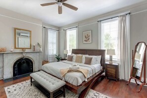 1 bedroom, desk, iron/ironing board, WiFi - Suite Liberty, Elegant | Refined | Chippewa Square (Savannah)