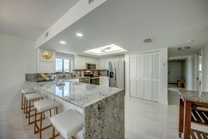 Kylskåp, mikrovågsugn, ugn och spishäll