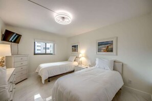 2 bedrooms, iron/ironing board, free WiFi, bed sheets - Pelican Watch #208 - Beachfront (Fort Myers Beach)