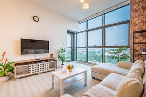 TV - Premium 1BR at DAMAC Hills Loreto 1B in Dubailand by Deluxe Holiday Homes (Dubai)