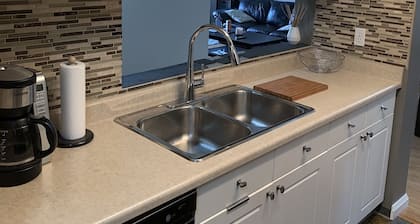 Cozy Condo close to LRT, Stadium and Expo Center.