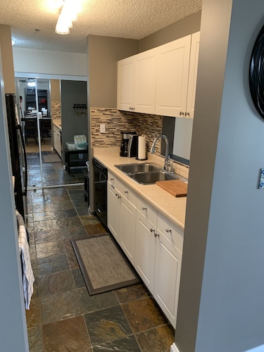 Cozy Condo close to LRT, Stadium and Expo Center.