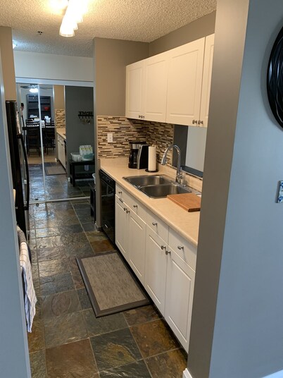 Cozy Condo close to LRT, Stadium and Expo Center.