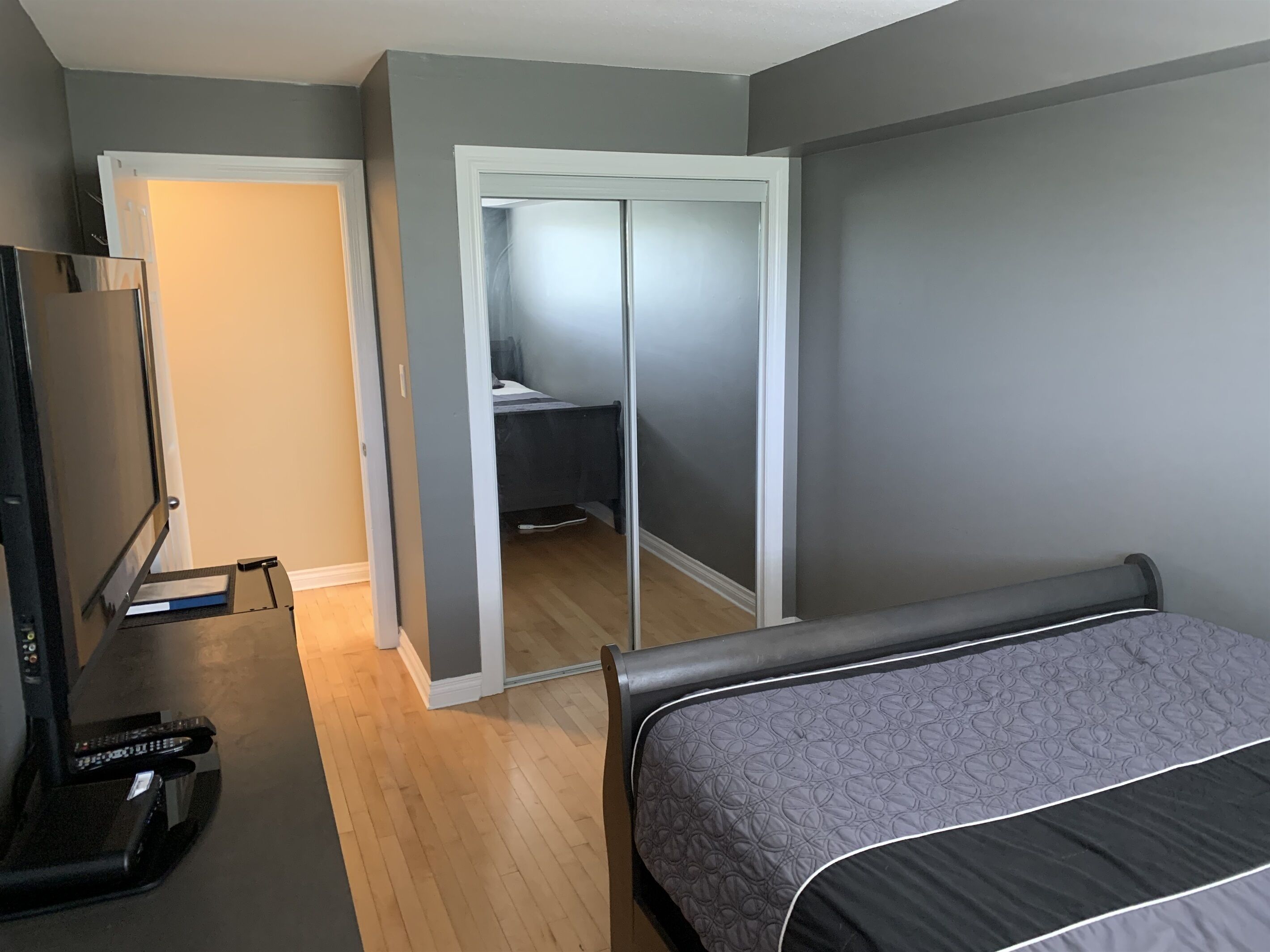 2 habitaciones, escritorio, tabla de planchar con plancha y wifi gratis 