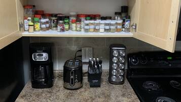 Kylskåp, mikrovågsugn, ugn och spishäll