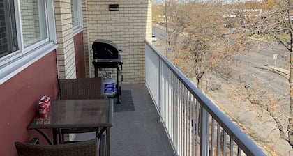 Cozy condo, close to Northgate mall and Ring road Top Floor.
