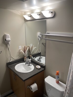 Douche, sèche-cheveux, serviettes fournies