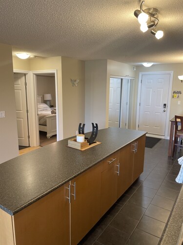 Cozy Condo Steps To Ice District & Rogers Place