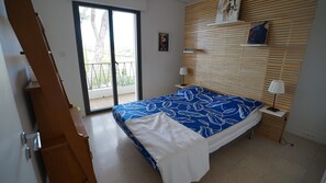 2 bedrooms, iron/ironing board, bed sheets - 3-room apartment with sea view and large terrace, 2 minutes' walk from the beach (Saint-Cyr-sur-Mer)