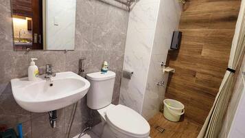 Studio | Bathroom | Shower, hair dryer, towels