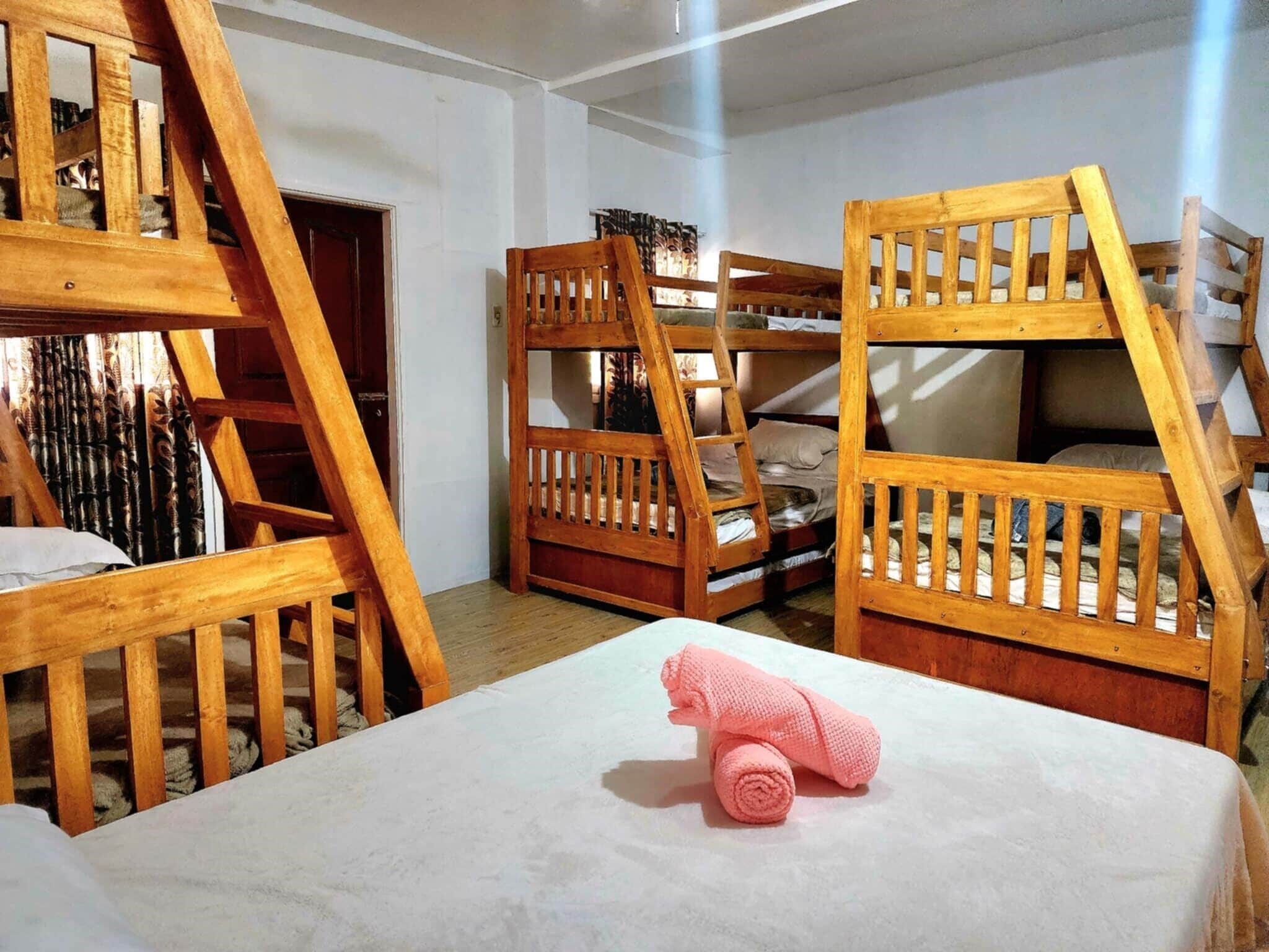 Een kamer met stapelbedden en een eenpersoonsbed.