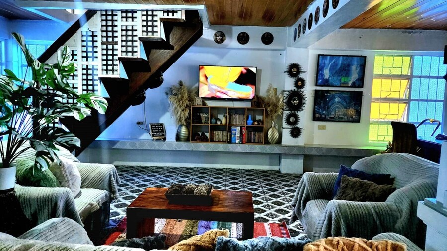 3 Bed House - Sleeps 20 - Pets - Pool - Garden
