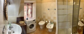 Secadora de cabello, bidet, toallas, jabón 