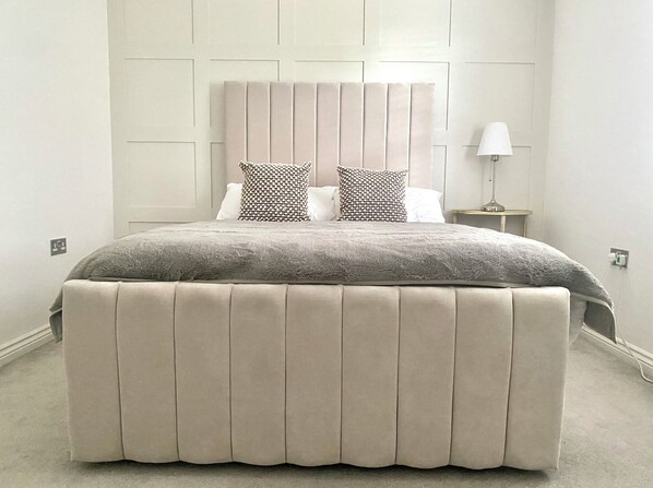 5 bedrooms, desk, iron/ironing board, WiFi - Spacious 5-bedroom house with free parking, garden, and Cinema room with Netflix (Bletchley)