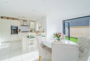 Fridge, microwave, oven, stovetop - Spacious 5-bedroom house with free parking, garden, and Cinema room with Netflix (Bletchley)