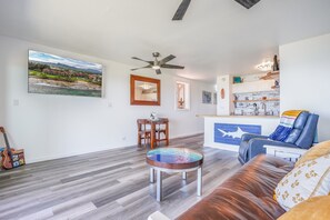 TV, books - Kapaa Shore A201 Oceanfront! (Kapaa)