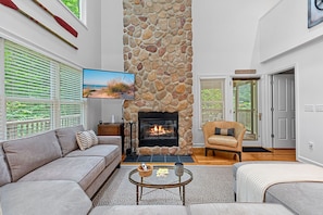 スマートテレビ、暖炉、書庫