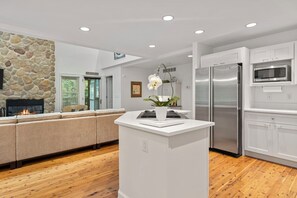 ثلاجة، ميكروويف، فرن، موقد طهي مسطح