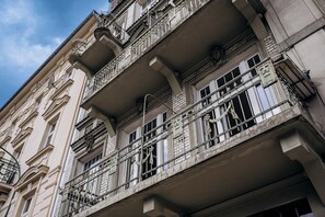 En byggnad med flera våningar, utsmyckade balkonger och klassiska arkitektoniska detaljer.