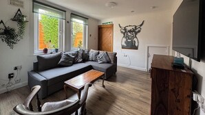 TV - "Rena" Bright & Modern City Center Apartment. 24 (Edinburgh)