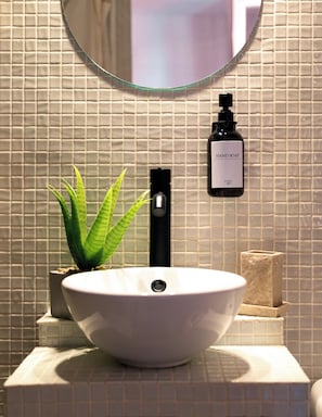 Douche, sèche-cheveux, serviettes fournies, savon