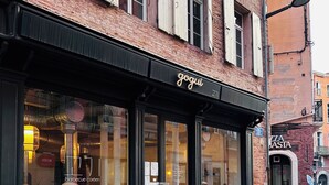 A restaurant with a black awning and glass windows, a sign reading "goguï", and a visible outdoor seating area. - Hyper-centre de Perpignan : Studio chic à deux pas de tout ! (Perpignan)