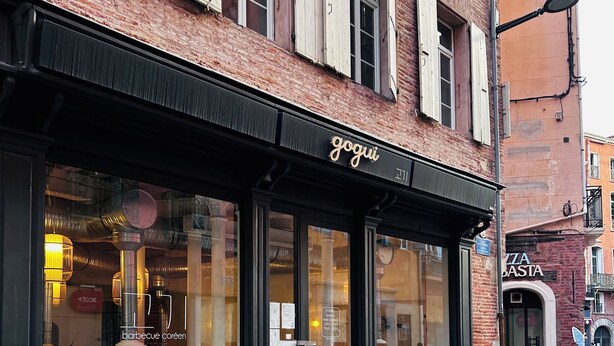 A restaurant with a black awning and glass windows, a sign reading "goguï", and a visible outdoor seating area. - Hyper-centre de Perpignan : Studio chic à deux pas de tout ! (Perpignan)