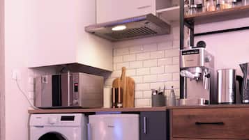 Fridge, microwave, oven, coffee/tea maker