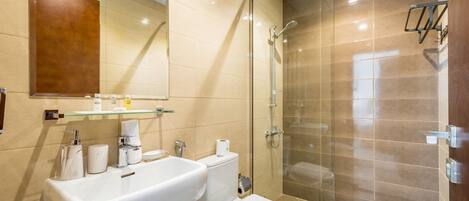 Dusch, gratis toalettartiklar, hårtork och handdukar