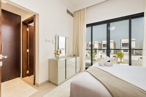 5 chambres, coffres-forts dans les chambres, fer et planche à repasser