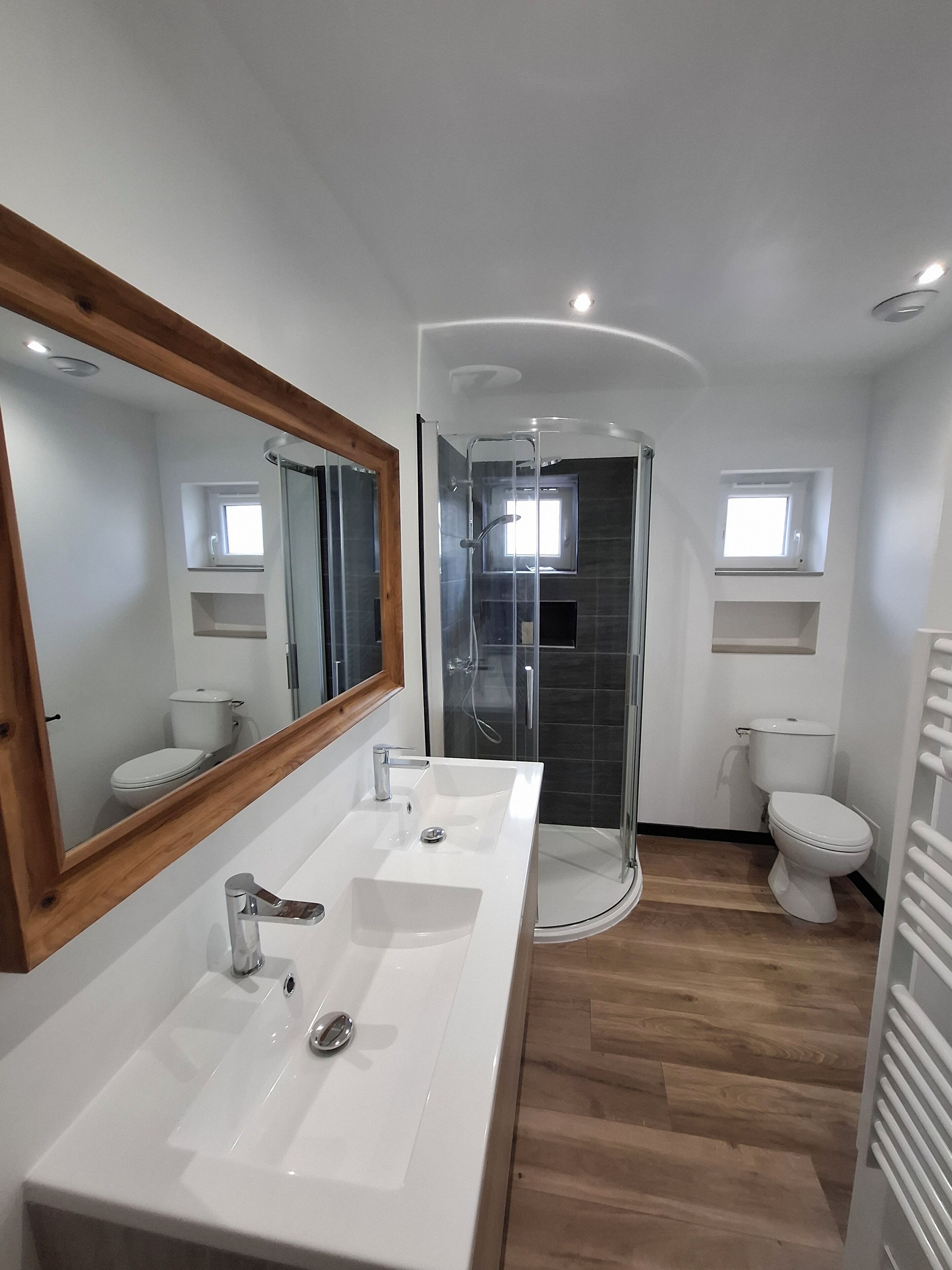 Ducha, secador de pelo, toallas, jabón