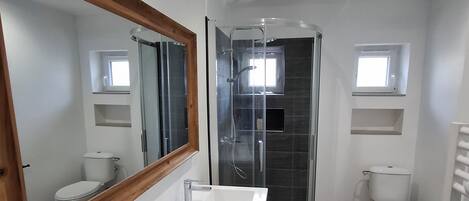 Dusche, Haartrockner, Handtücher, Seife