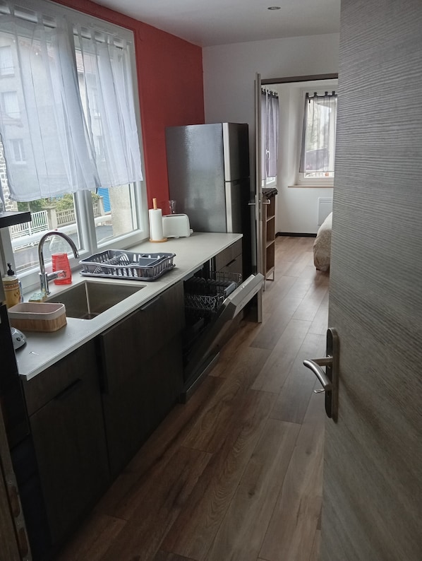 Kjøleskap, mikrobølgeovn, ovn og kokeplater