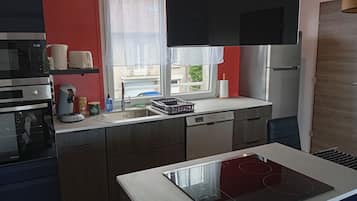 Fridge, microwave, oven, stovetop