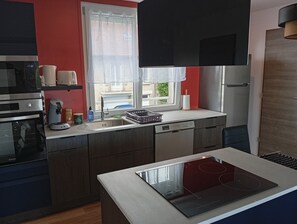 Kjøleskap, mikrobølgeovn, ovn og kokeplater