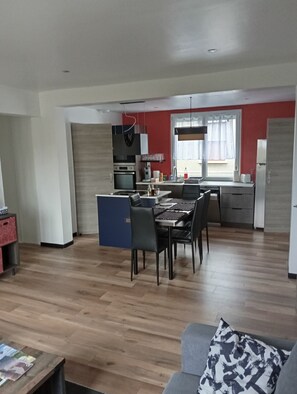 Fridge, microwave, oven, stovetop - Charming T3 with private parking space (Aurillac)