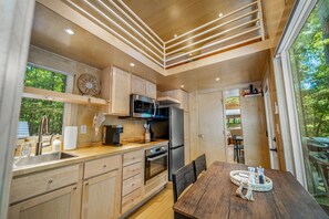 Fridge, microwave, oven, coffee/tea maker