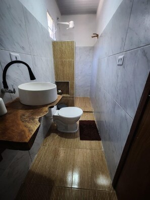 Suite Confort | Salle de bain | Douche, papier toilette