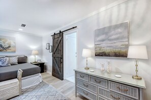 3 slaapkamers, een strijkplank/strijkijzer, gratis wifi, beddengoed