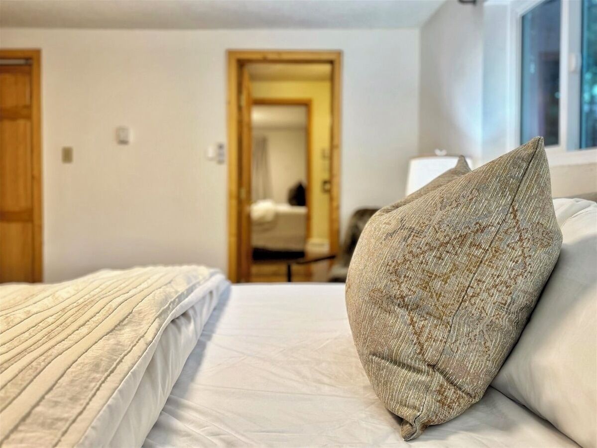 4 عدّة غرف نوم وواي فاي وملاءات أسرّة