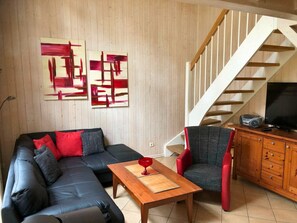 Fernseher, Kamin, DVD-Player, Bücher