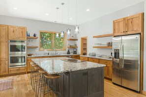 Een koelkast, een magnetron, een oven, een kookplaat