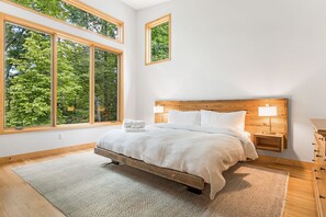 3 slaapkamers, een strijkplank/strijkijzer, gratis wifi, beddengoed