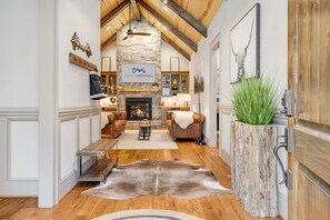 Interior - Hot Tub, Game Room & Fire Pit | 5BR Hendersonville + Biltmore Pass (Hendersonville)