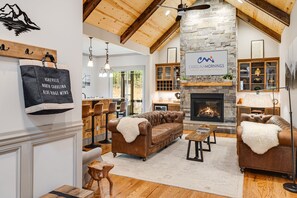 Interior - Hot Tub, Game Room & Fire Pit | 5BR Hendersonville + Biltmore Pass (Hendersonville)