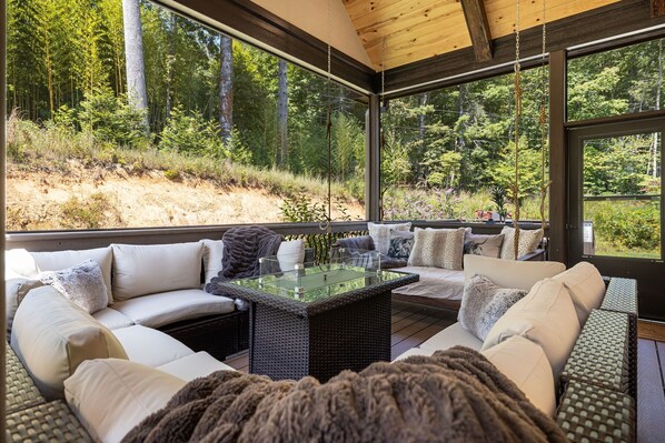 Interior - Hot Tub, Game Room & Fire Pit | 5BR Hendersonville + Biltmore Pass (Hendersonville)