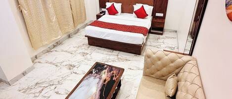 Executive Room | Desk, rollaway beds, free WiFi, bed sheets